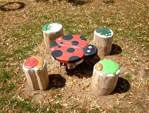 TABLE BASSE ET TABOURETS SPIELART